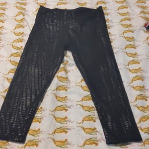 Fabletics crop mid waisted tights pls read 👇